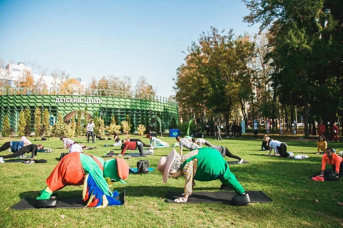 Фитнес в парке. Парк для молодежи. Люди в парке. Физическая культура и спорт. Спортивные занятия.