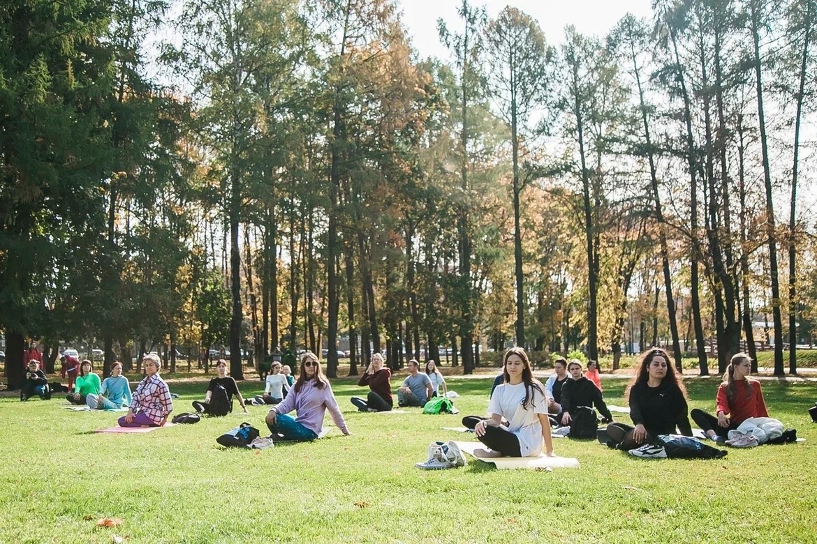 Компания занимающаяся парками. Занятия на открытом воздухе. Манки ривер парк. Спортивные занятия. Компания занимающаяся парками.