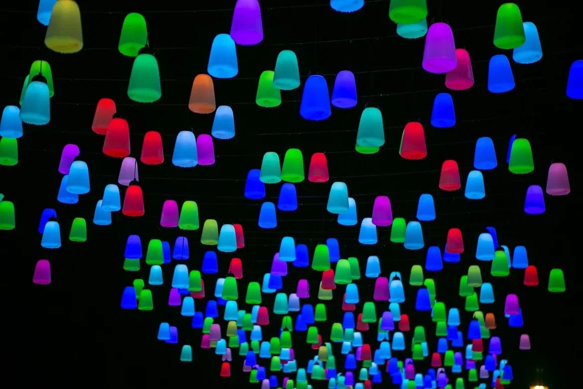 Чудо-аллея появилась сегодня в парке «Швейцария»! Тысяча фонариков ...